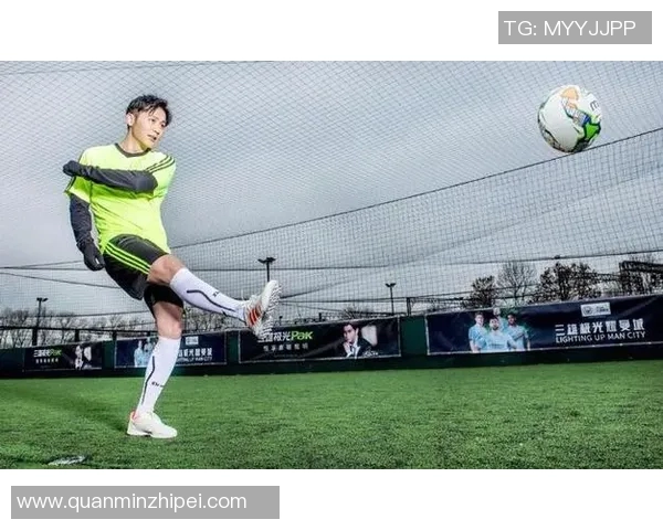 足球明星抱球站姿展现力量与魅力的完美结合与运动精神的传承